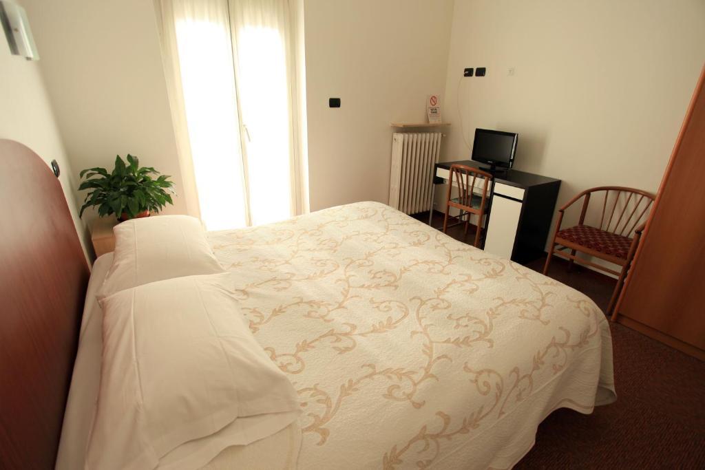 Hotel Torrismondi Cuneo Room photo